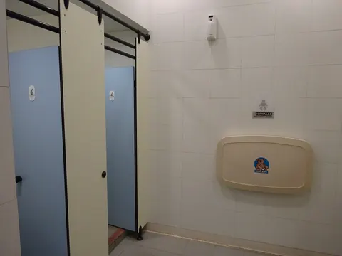 Compact laminate toilet cubicles