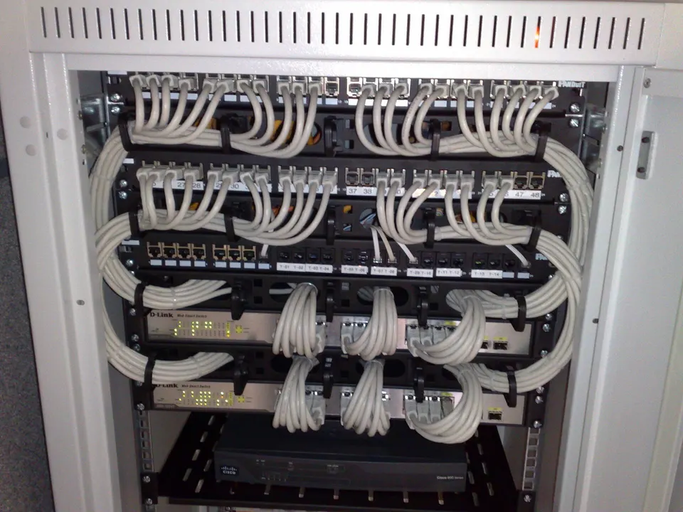 Patch cabling routed through horizontal cable managers